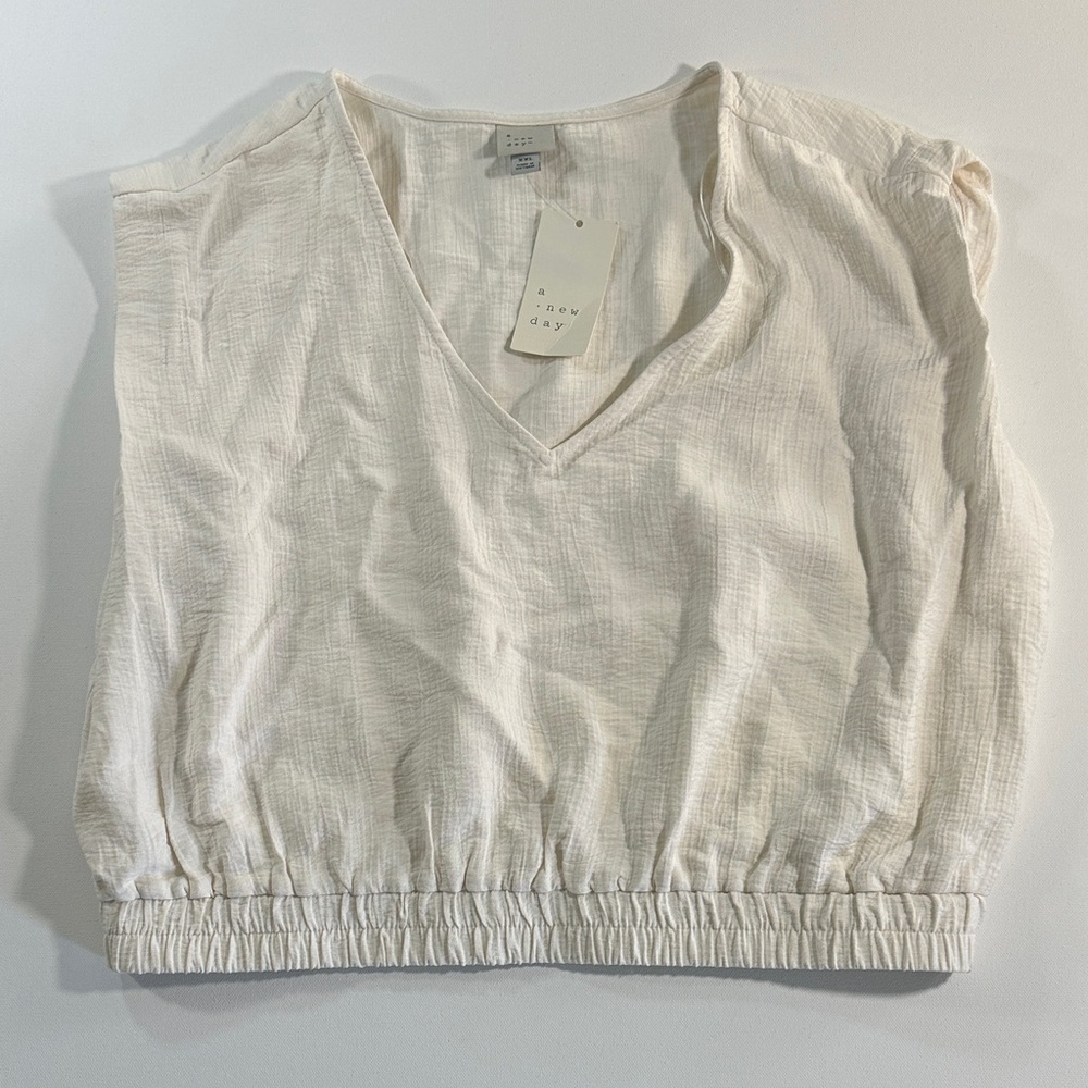 a new day Soft Cream V-Neck Crop Top NWT Size XXL